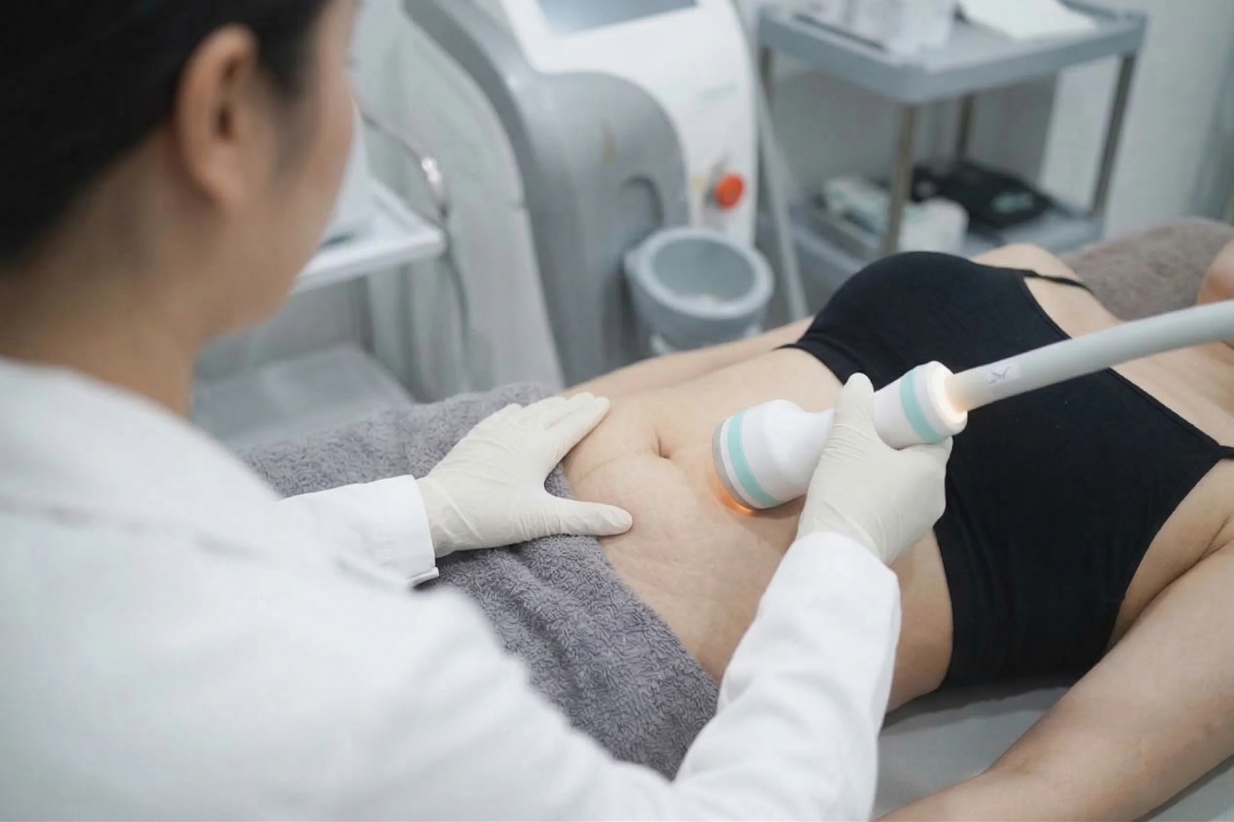 누워서 바디 온다리프팅을 받고있는 환자 사진