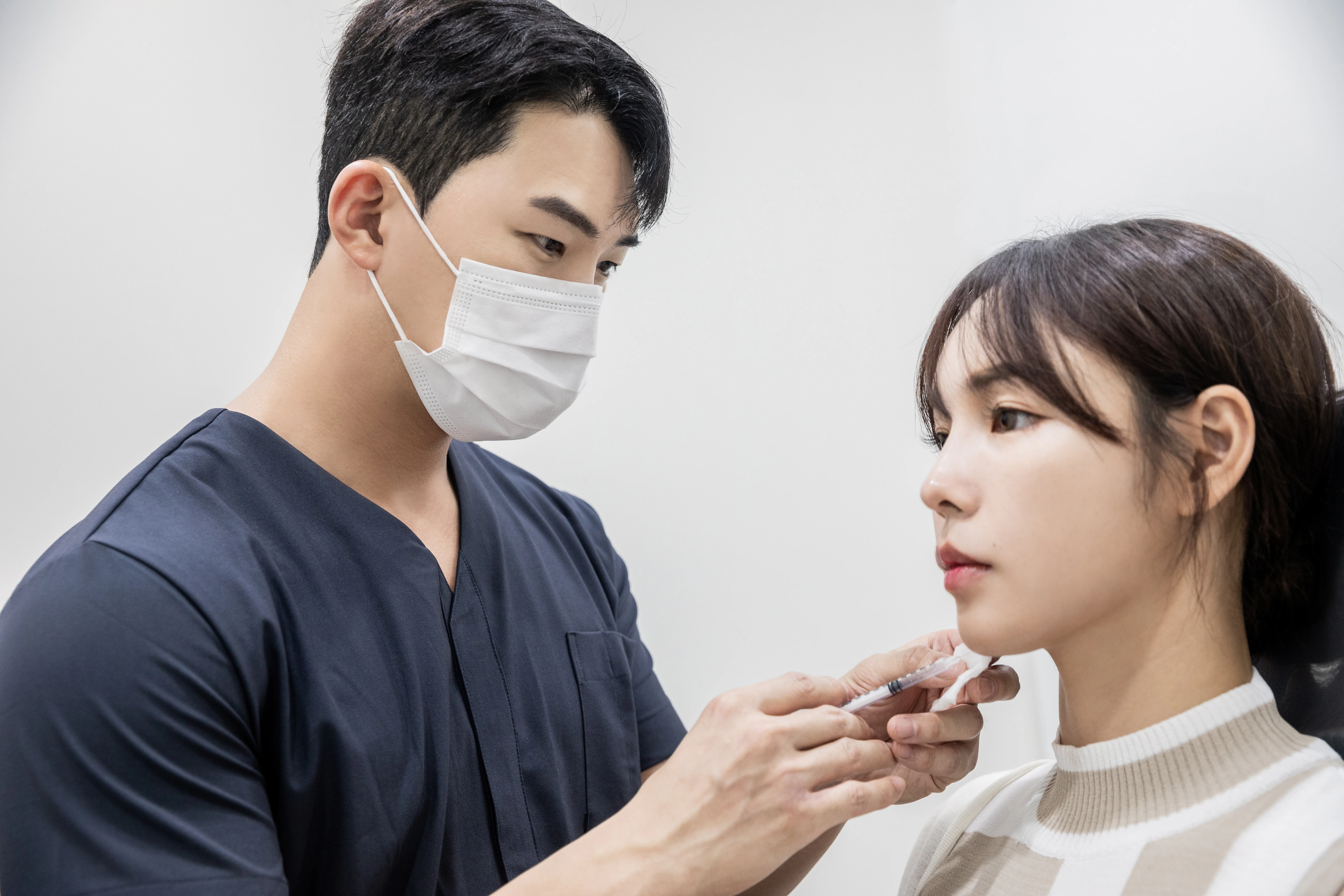 캐뉼라 시술 중인 오드의원 김도훈 원장