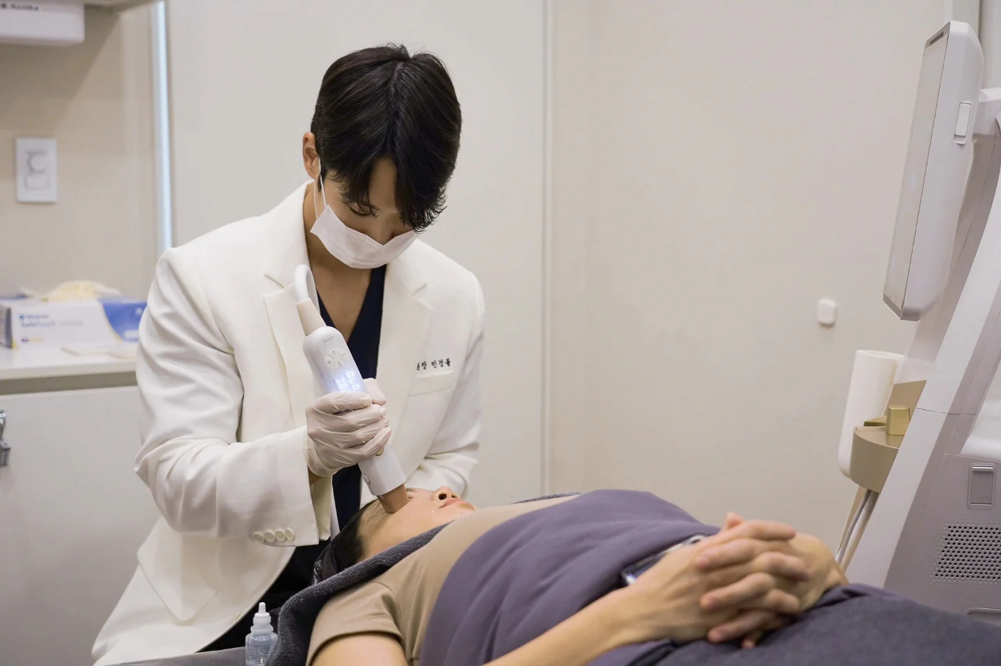 덴서티 알파 시술 중인 민경률 원장님