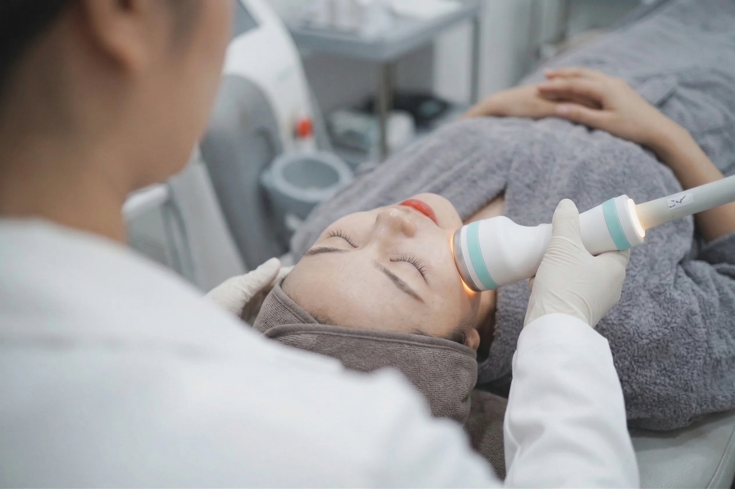 누워서 온다리프팅을 받고있는 환자 사진