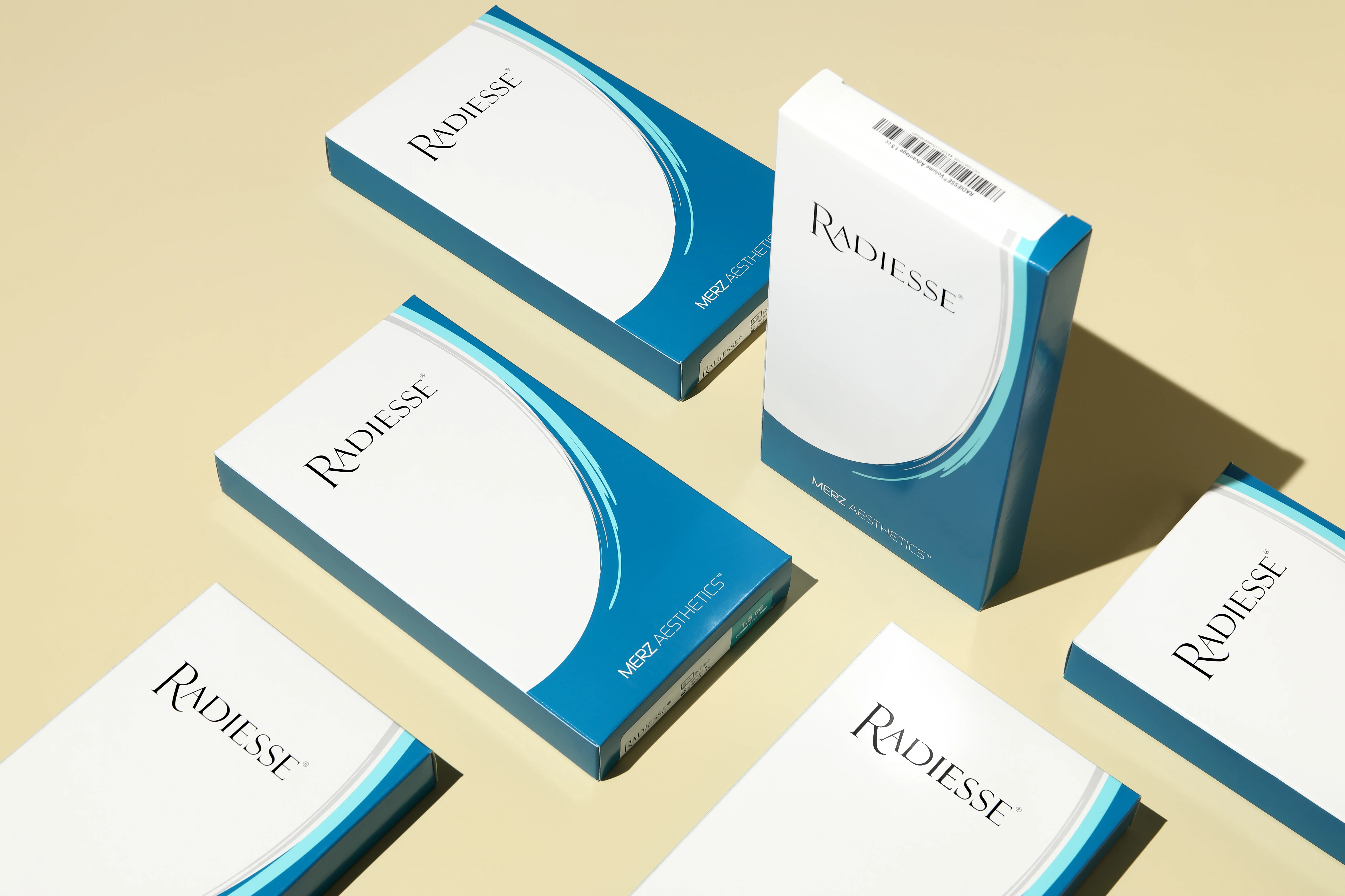 팔자주름 개선에 사용되는 콜라겐 재생 촉진제 레디어스(Radiesse) 제품 사진