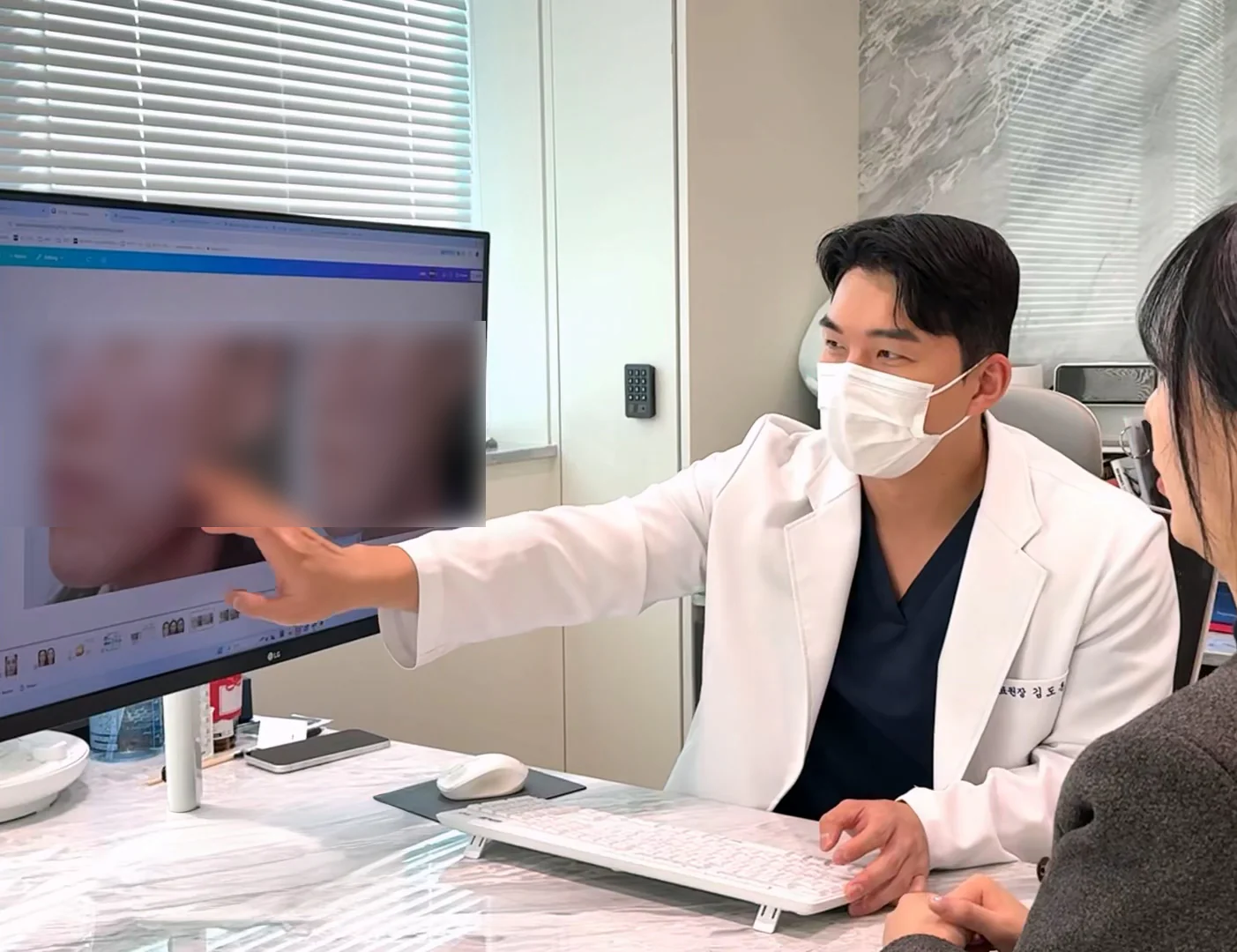시술 전후 비교 상담 중인 오드의원 김도훈 원장