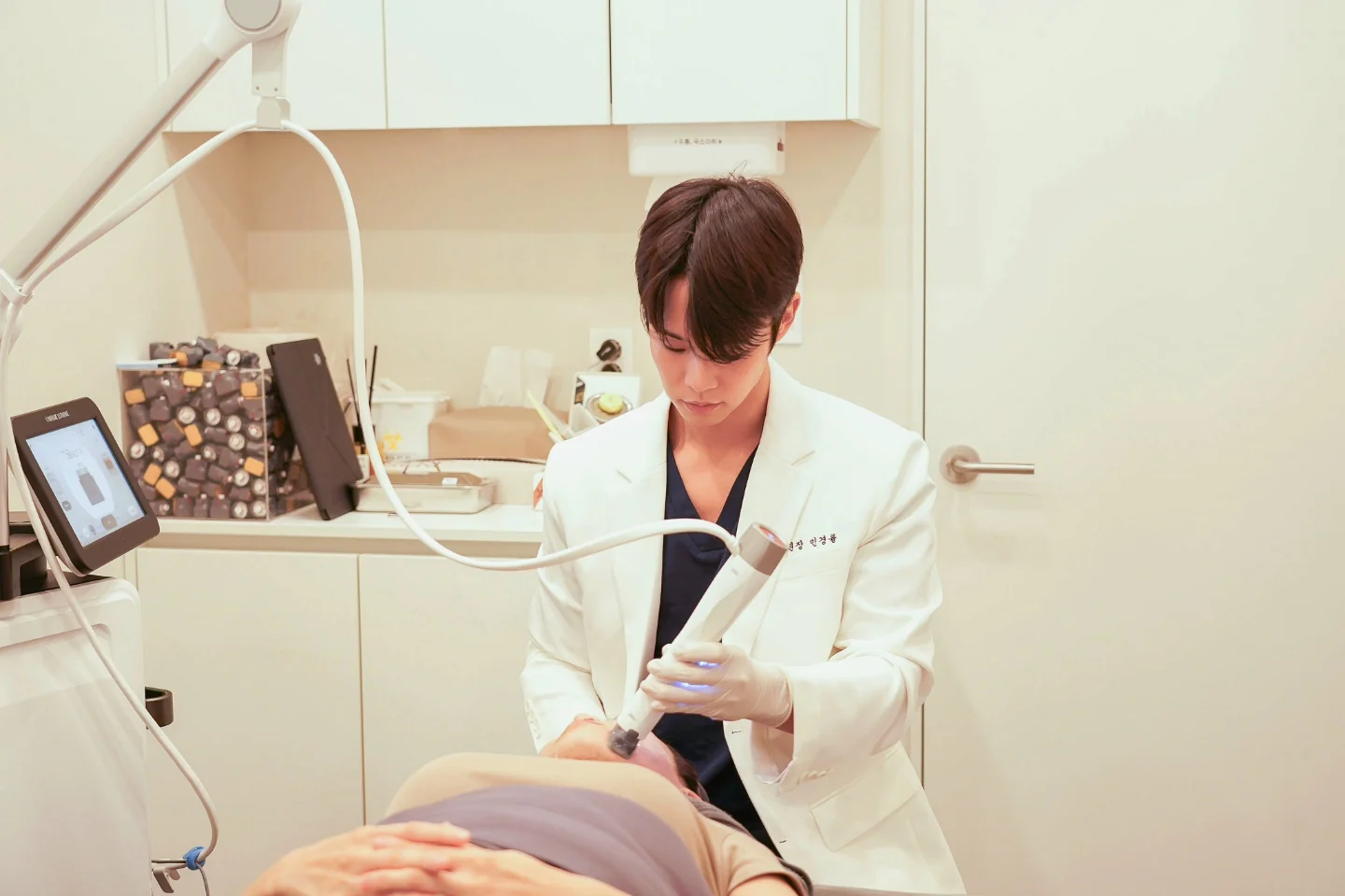 세르프 시술 중인 오드의원 민경률 원장님
